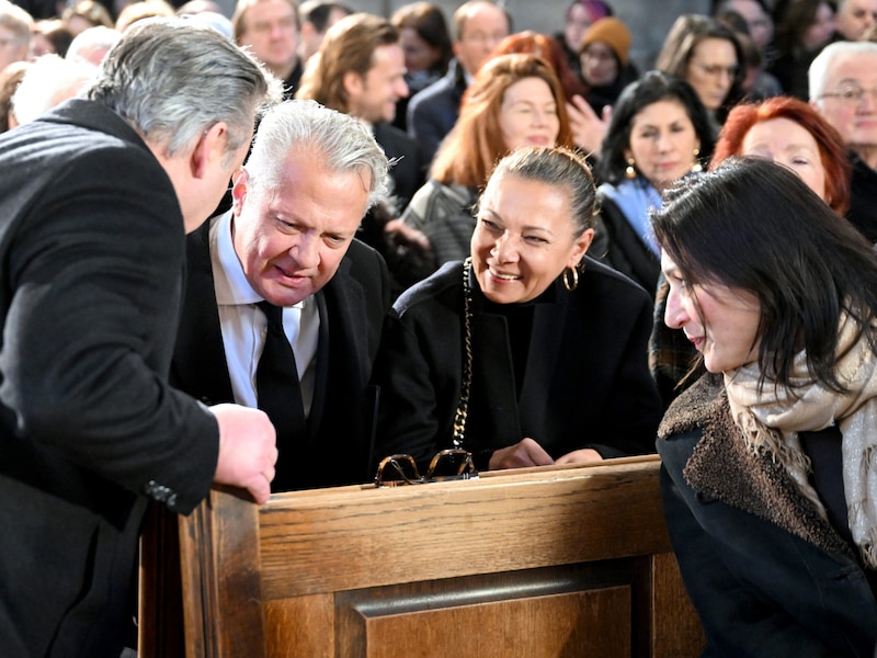 (v.l.) Wiens Bgm. Michael Ludwig, Herbert Föttinger, Sandra Cervik und Kulturstadträtin Veronica Kaup-Hasler (Bild: APA/ROLAND SCHLAGER)