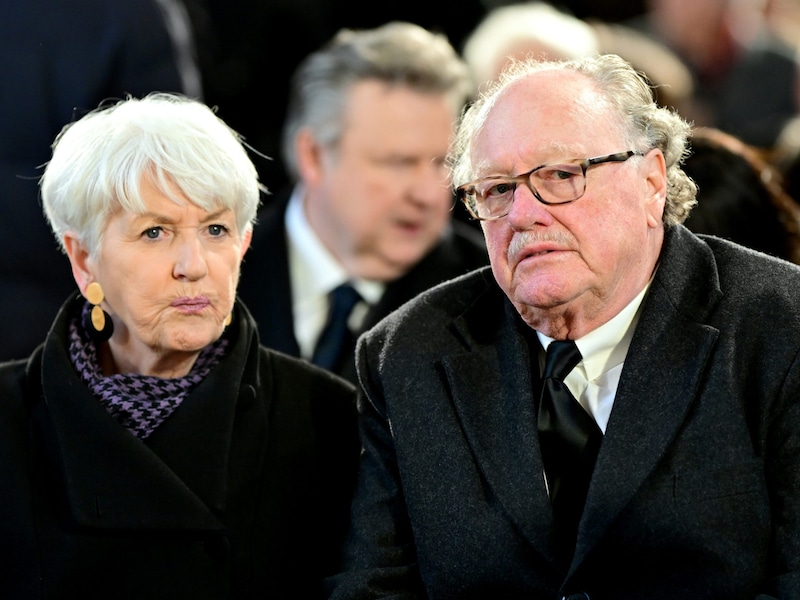 Maria Rauch-Kallat und Alfons Mensdorff-Pouilly im Rahmen der Trauerfeier für den verstorbenen Schauspieler Otto Schenk (Bild: APA/ROLAND SCHLAGER)