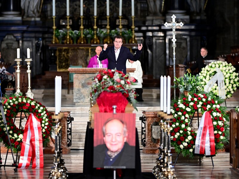 Konstantin Schenk erinnert in einer bewegenden Rede an seinen verstorbenen Vater: „Otti, du wirst uns fehlen.“ (Bild: APA/ROLAND SCHLAGER)