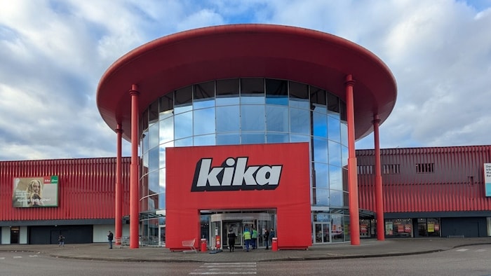 Eine Handvoll Leute wartete vor dem kika in Ansfelden.