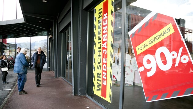 he poster at the entrance to Kika/Leiner in Dornbirn promises a 90 percent discount. (Bild: Mathis Fotografie)