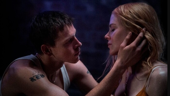 Romy (Nicole Kidman) lässt sich von Samuel (Harris Dickinson) verführen.  