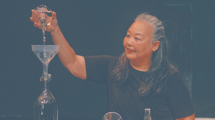 Ein Klangspiel mit dem Element Wasser zeigt die Musikerin Yoko Yagihara