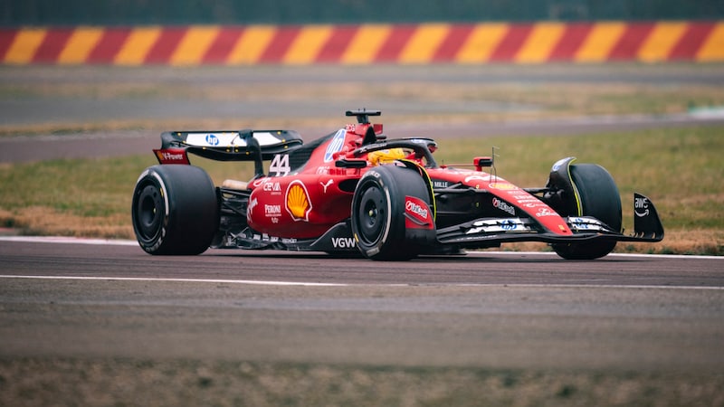 Ungewohntes Bild: Hamilton im Ferrari (Bild: APA/AFP/FERRARI/Handout)