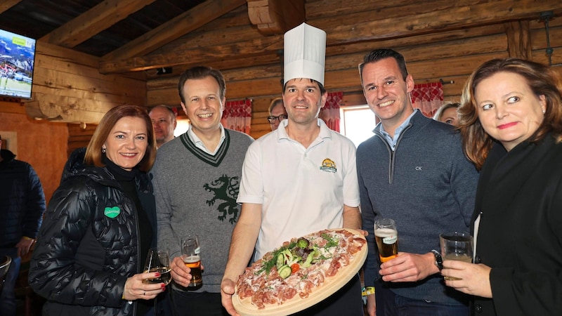 Bei Küchenchef Reini Ries (M.) blieben auch für Simone Schmiedtbauer, Karlheinz Kornhäusl, Stefan Hermann und Claudia Holzer (von links) keine Wünsche offen. (Bild: Jauschowetz Christian/Christian Jauschowetz)