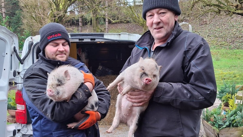 Daniel Urich (li) und sein Vater Johann nahmen die beiden Weibchen „Mimi“ und „Susi“ bei sich auf. (Bild: Urich)