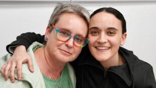 Die ehemalige Hamas-Geisel Emily Damari (rechts) mit ihrer Mutter