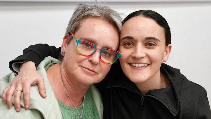 Emily Damari (right) with her mother