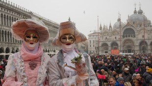 Ab dem Valentinstag, dem 14. Februar, dominieren in der Lagunenstadt Venedig wieder Masken und Kostüme. (Bild: EFE)