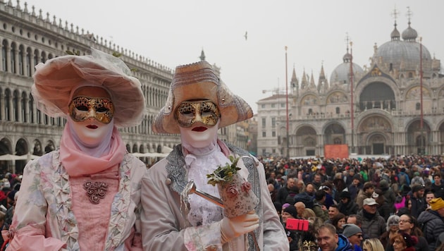 From Valentine's Day, February 14, masks and costumes once again dominate the lagoon city of Venice. (Bild: EPA/EFE)