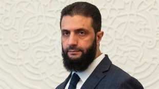 Syriens neuer Übergangspräsident Ahmed al-Sharaa (Bild: AP/Mosa‘ab Elshamy)