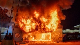 Ein Trikotstand von Manchester City ging in Flammen auf.