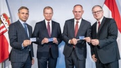 Die ÖVP-Politiker Wolfgang Hattmannsdorfer, LH Thomas Stelzer und Innenminister Gerhard Karner versprachen bei der Einführung der Bezahlkarte für Asylwerber ein gemeinsames Vorgehen. Jetzt kommt heraus: Alles beginnt wieder von vorne. (Bild: Krone KREATIV/Peter C. Mayr)