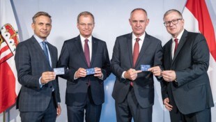Die ÖVP-Politiker Wolfgang Hattmannsdorfer, LH Thomas Stelzer und Innenminister Gerhard Karner ...