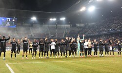 Die Sturm-Spieler feiern den würdigen Abschied aus der Königsklasse mit den Fans.