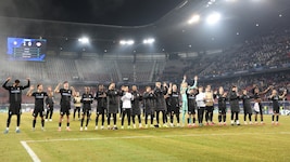 Die Sturm-Spieler feiern den würdigen Abschied aus der Königsklasse mit den Fans. (Bild: GEPA pictures)