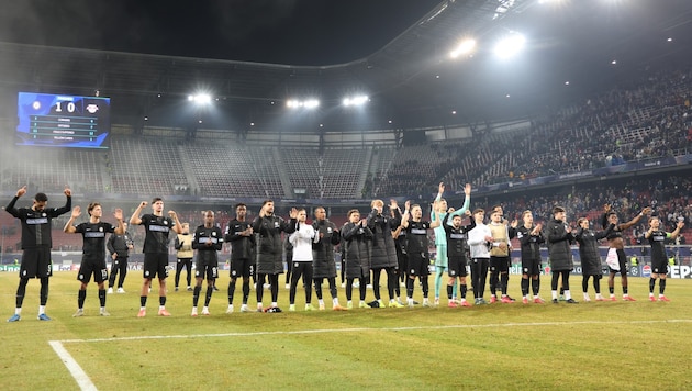 Die Sturm-Spieler feiern den würdigen Abschied aus der Königsklasse mit den Fans. (Bild: GEPA pictures)