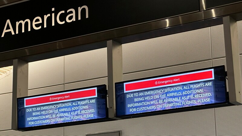 Schilder am Flughafen zeigen an, dass am Ronald Reagan Washington National Airport vorerst kein Flugverkehr mehr stattfindet. (Bild: APA/AP)