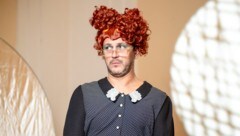 Frau Kneberwecht lebt in einer Bibliothek