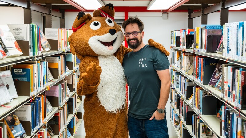 Roman Huditsch von der AK-Bibliothek zeigte Theo Lesefuchs viele interessante Bücher (Bild: CLARA SCHEMMEL)