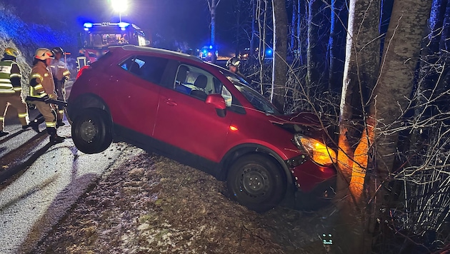 Die Feuerwehr musste das Auto absichern und bergen. (Bild: ZOOM Tirol/Krone KREATIV)