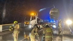 Die Freiwillige Feuerwehr Mittersill übernahm die Aufräumarbeiten. Teile des Geländers waren in den Bürgergraben gestürzt. (Bild: FF Mittersill)