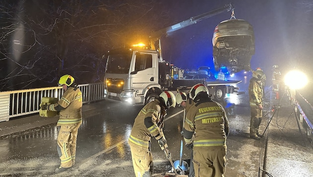 Die Freiwillige Feuerwehr Mittersill übernahm die Aufräumarbeiten. Teile des Geländers waren in den Bürgergraben gestürzt. (Bild: FF Mittersill)