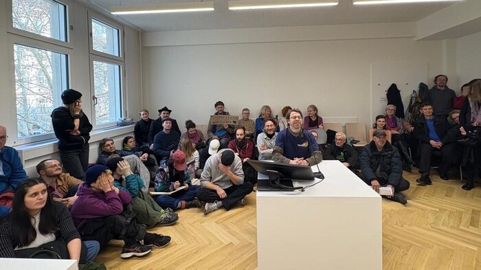 Aktivisten belagerten den Boden von Saal 206 im Landl.