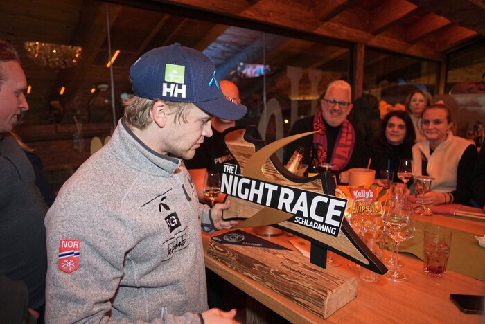 Timon Haugan mit seinem Nightrace-Siegerpokal