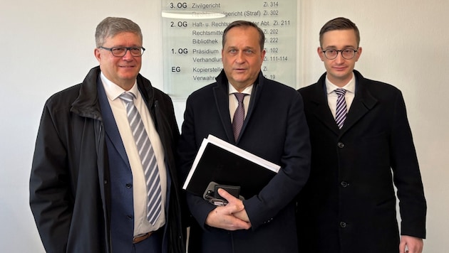 At the civil court in Linz: lawyer Bernhard Steinbüchler, ex-Brucknerhaus managing director Dietmar Kerschbaum, lawyer Martin Steinbüchler (Bild: Christoph Gantner)