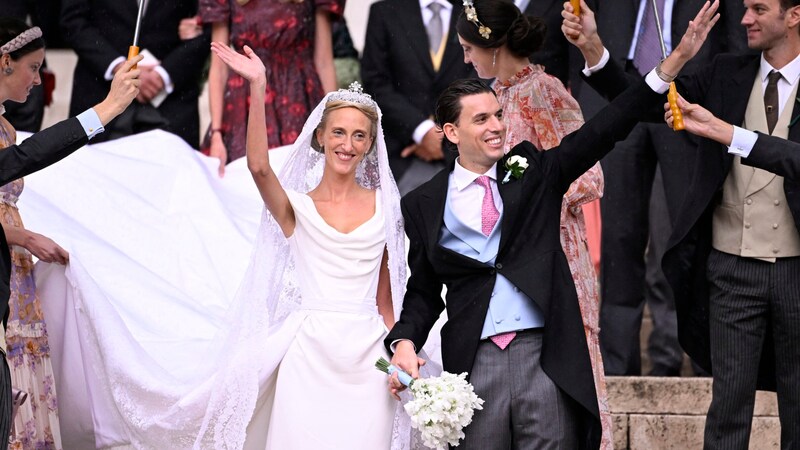 Prinzessin Maria-Laura von Belgien (R) und William Isvy nach ihrer Trauung die Kathedrale St. Michael und St. Gudula in Brüssel am 10. September 2022. (Bild: APA/AFP/Belga/LAURIE DIEFFEMBACQ)