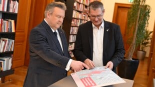 Bürgermeister Michael Ludwig und Georg Papai, Bezirksvorsteher von Floridsdorf (Bild: Stadt Wien / Christian Jobst)