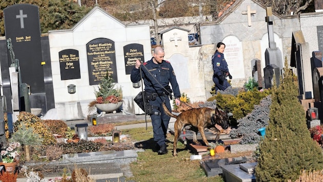 Die Polizei durchkämmte am Donnerstag den Leonhardfriedhof nach Hinweisen (Bild: Jauschowetz Christian)