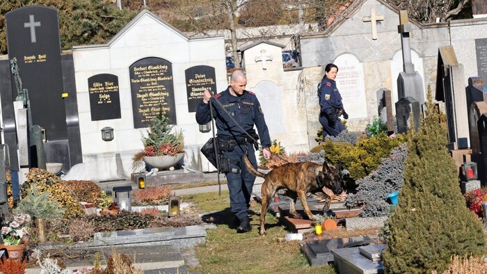 Die Polizei durchkämmte den Friedhof auf der Suche nach Hinweisen.