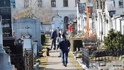 Am Tag nach der Tat durchsuchte die Polizei den Leonhardfriedhof. (Bild: Jauschowetz Christian)