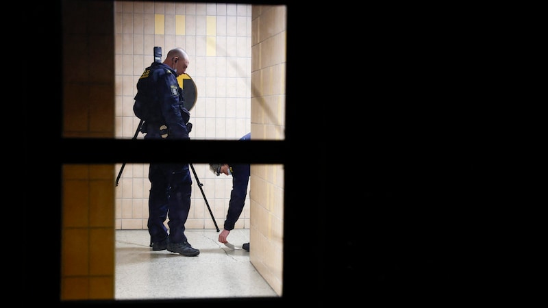 Investigators at the scene of the crime in Salwan NajemSödertalje (Bild: APA/AFP)