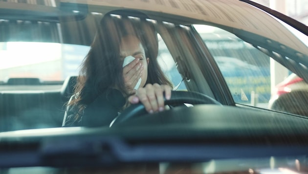 Sneezing, coughing, blowing your nose: All of these can affect your ability to drive. (Bild: Nataliya )