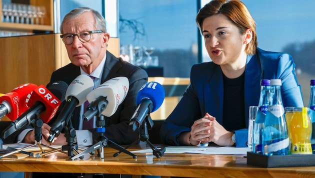 Wilfried Haslauer und Marlene Svazek lobten sich gegenseitig für die unaufgeregte Arbeit und die „erfolgreiche“ Klausur. (Bild: Markus Tschepp)