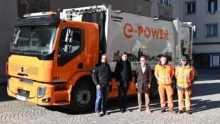 Im Februar wurde das neue E-Müllauto eingeweiht. Bürgermeister Rädler (Zweiter von links) setzte ...