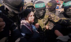 Die Geisel Arbel Yehoud bei ihrer Freilassung mit Hamas-Kämpfern