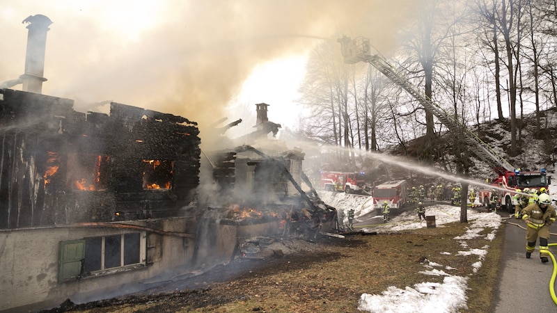 Auch ein Großaufgebot an Einsatzkräften konnte das Gebäude nicht mehr retten.  (Bild: Mathis Fotografie)