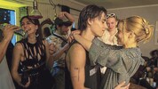 Gerade noch tanzt Janusz (Louis Wagenbrenner) auf der Party, wenig später ist er tot. 