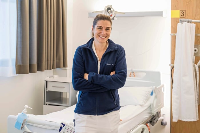 Stationsleiterin Gudrun Kogler in einem der neuen Zimmer