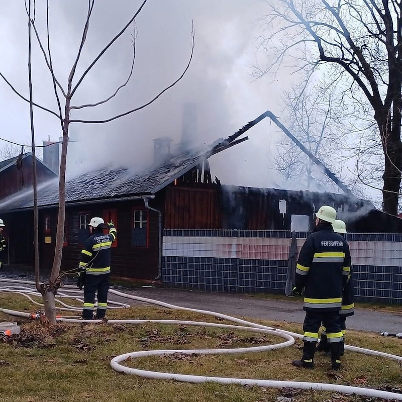 Das Dach stürzte während der Löscharbeiten ein. (Bild: FF Maria Rojach)