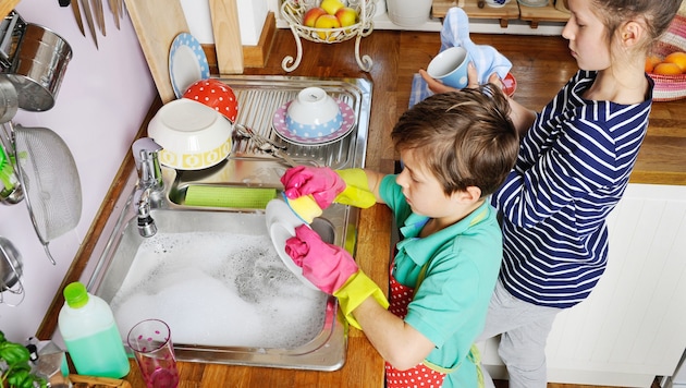 Bei den meisten Kindern hält sich die Begeisterung in Grenzen, wenn sie zur Hausarbeit verpflichtet werden. Es sei denn, sie bekommen etwas dafür. (Bild: stock.adobe.com/photophonie )