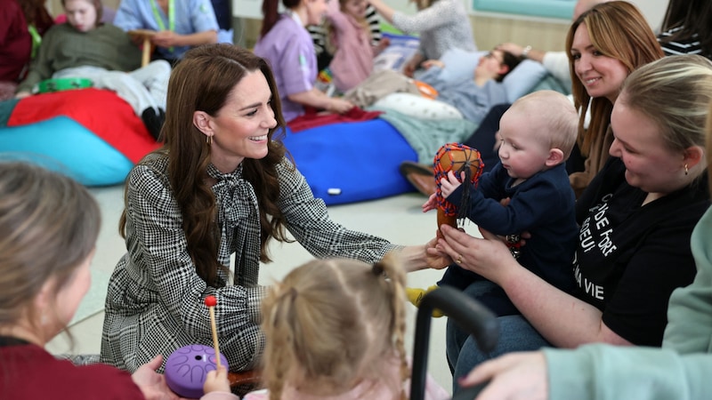 Kate, die Prinzessin von Wales, Kinder und Familien im Tŷ Hafan Children‘s Hospice in Südwales. (Bild: APA/Richard Pohle / POOL / AFP)