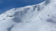 Die rund 50 Meter breite Lawine begrub den Deutschen zwei Meter tief, der Lawinenhang ist ...