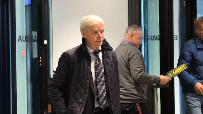 Walsers Verteidiger, Albert Heiss, beantragte am Vormittag den Punkt der Abgabenhinterziehung ...