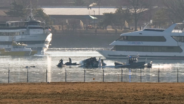 Der Bergungseinsatz läuft weiter, mittlerweile steht aber fest: Nach dem Flugzeugunglück in Washington gibt es keine Überlebenden.  (Bild: AP)