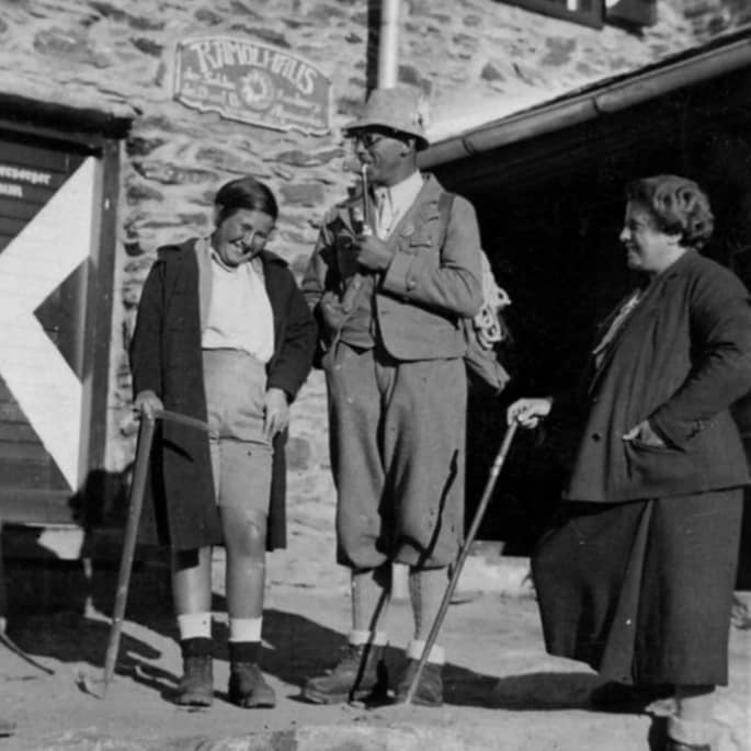 Dorli Neale: „Es war für meine Eltern sehr schwer, ihr Kind ins Unbekannte zu schicken. Sie standen am Bahnhof, ich war im Zug...“ (Bild: Kärnten Museum)